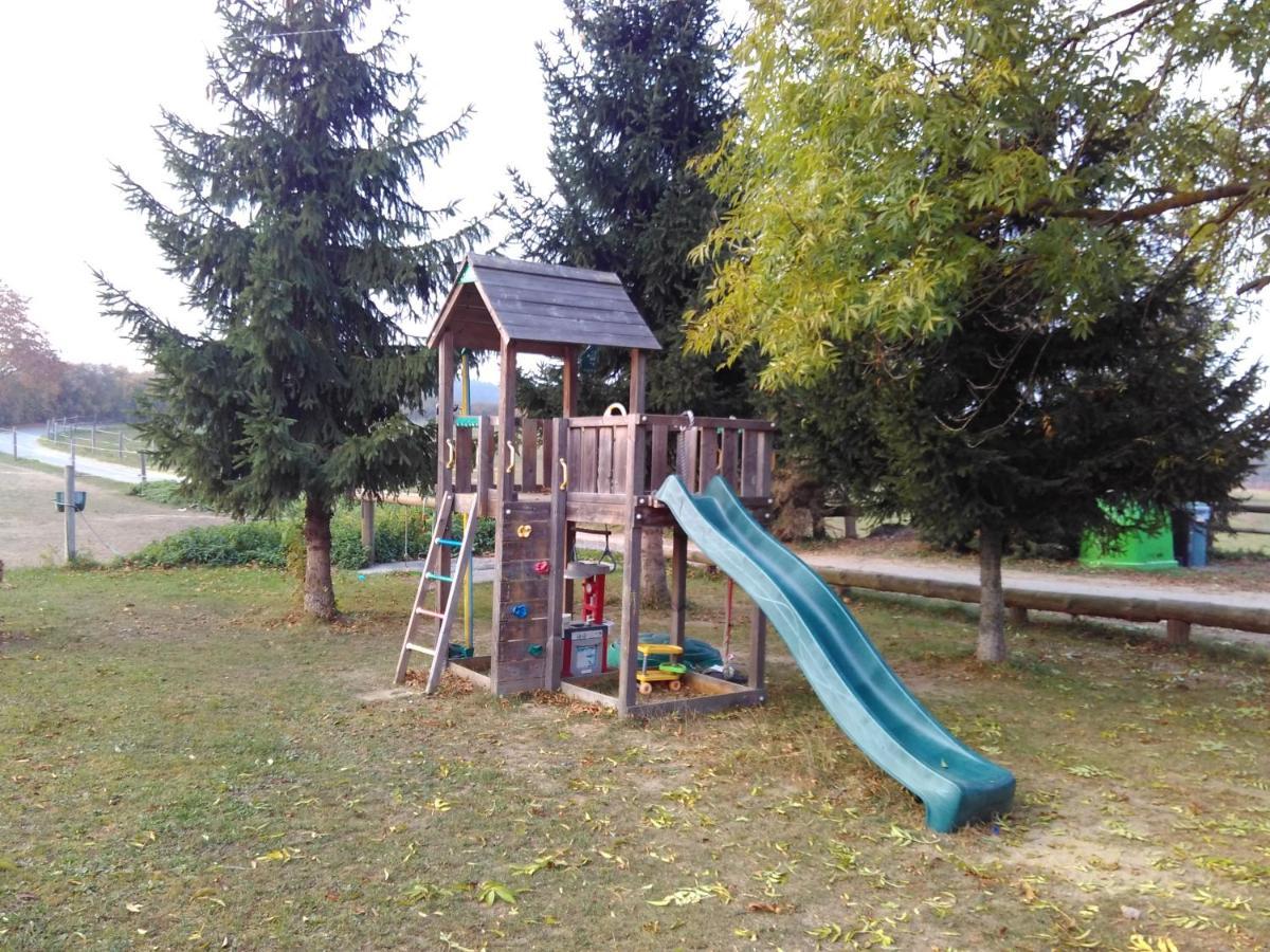 Apartman Na Farme U Koni Milesov Bagian luar foto