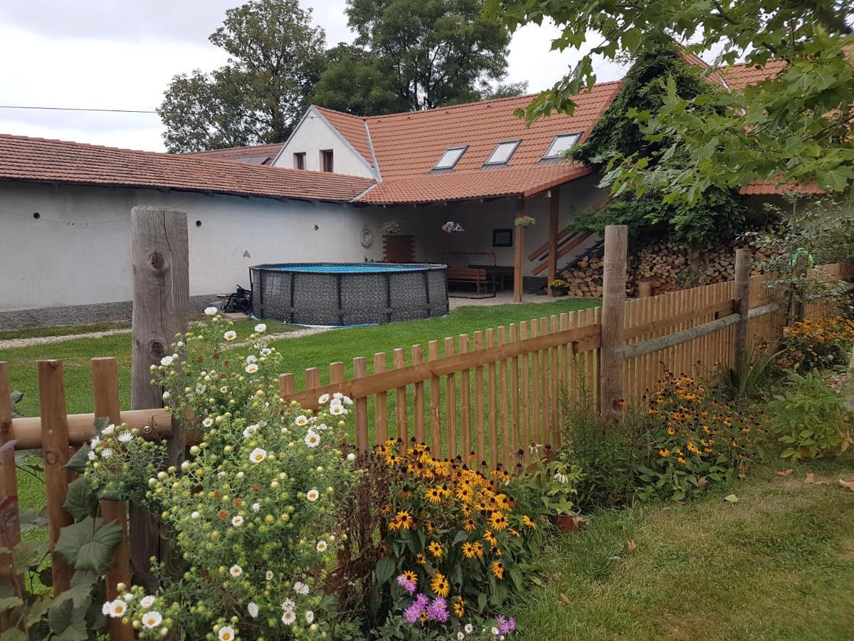 Apartman Na Farme U Koni Milesov Bagian luar foto